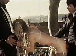 Bébé Mina baise son petit ami dans la salle de  bain