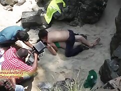 Une fille nue est vidéo film porno prête à se faire baiser