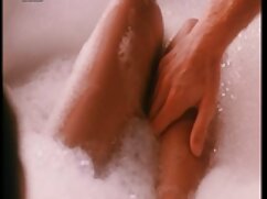Petite fille chevauche une énorme bite noire