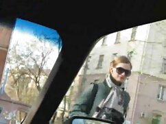 Dame aux cheveux roux suce une énorme bite