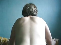 Une femme séduisante aime le sexe avec des mecs plus jeunes