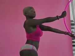 Bri Klein fait xxl vidéo porno gratuit plaisir à deux mecs excités dans le salon