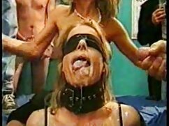 Deux filles chevauchent un énorme gode