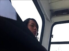 L'adolescente souriante Alexis Tae film pornovor se prend une grosse bite lancinante pour le petit-déjeuner