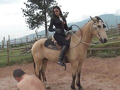 Ebony Demi Sutra et la MILF Britney Amber se livrent à des relations sexuelles lesbiennes vidéo x porno vidéo x porno avec un strapon