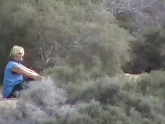 Mia Malkova sert la bite de son amant jusqu'à ce qu'elle reçoive une récompense faciale