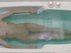 Une femme tatouée se fait doigter le cul