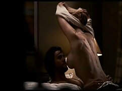 Le Dr  Johnny teste le poonany rose de sa création