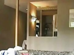 Mamie blonde enlève sa lingerie rouge sexy et se baise avec un gode en verre