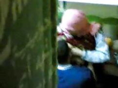 Une brune chaude baise son amie d'université