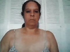 La magnifique MILF Sophia Delane effleure sa cerise