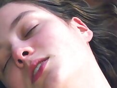 Maman excitée baise  le fils de son amie