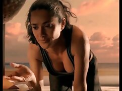 La mince brune Ariana  Marie baise en bas noirs