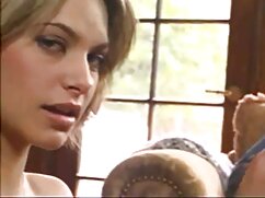 Angelica se fait prendre en train de se masturber et baiser dans la salle de bain