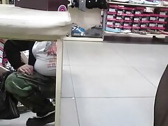 Blonde en chaussures rouges bien clouée