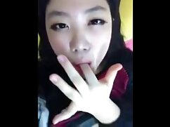 Fille nue porte des talons hauts