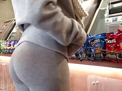 La maman aux cheveux videos x en streaming gratuit blonds Maxim Law taquine la caméra avec sa chatte trempée