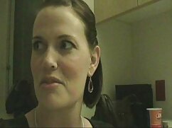 La maman pute Rebecca Nolan se déshabille et se masturbe sur le canapé